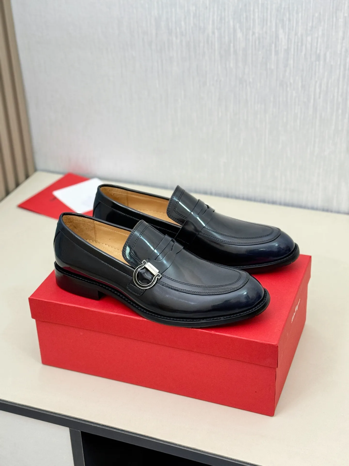 [Ferragamo] P: 560💰 Number of yards: 38~44 (45 orders are non-returnable) Ferragam's new men's formal leather shoes, the fabric is made of imported cowhide, with visible texture, heavy-duty stitching, dyed calfskin inside, standard logo cowhide feet, big-name experience, soft and comfortable on the feet, a men's favorite, special non-slip and wear-resistant rubber soles, easy to handle various occasions, with original box packaging!